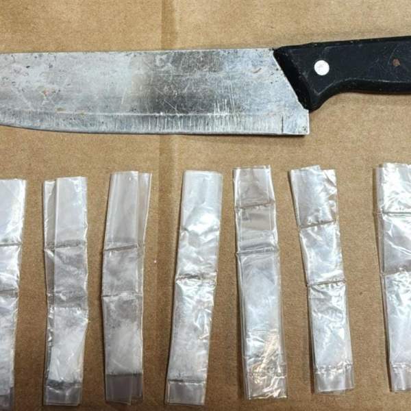 Operativo coordinado del Gobierno de Sonora detiene a menor con arma blanca y narcótico.